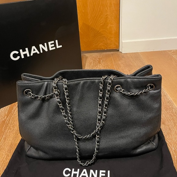 Chanel Caviar Leather Shopping Tote in Black, style 94305 - Picture 4 of 16